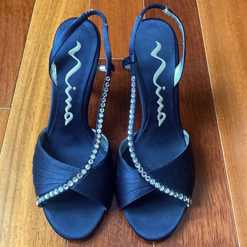 Stunning Nina  jeweled sandal, size 6, medium.